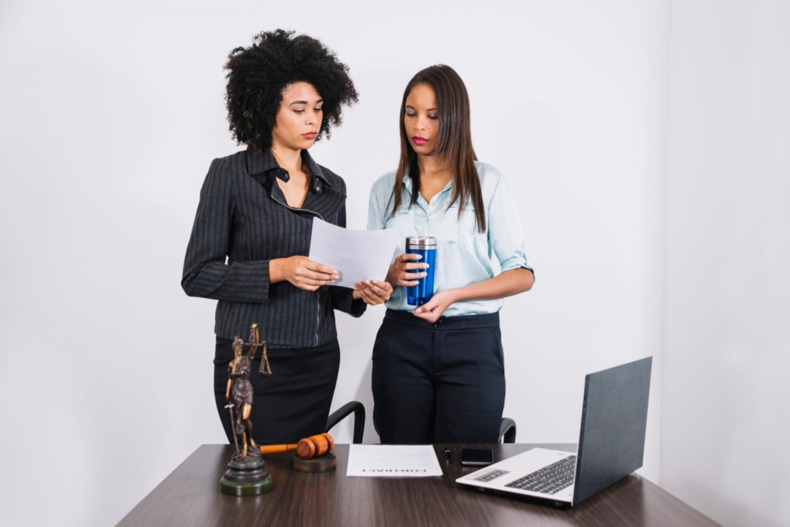 Planificación estratégica con gráficos y proyecciones